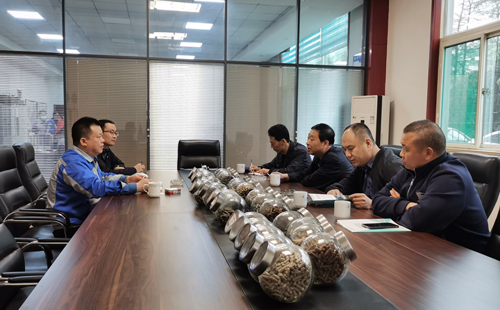 與集團(tuán)總經(jīng)理孫寧波及部門(mén)負(fù)責(zé)人座談，就項(xiàng)目建設(shè)、環(huán)境影響、補(bǔ)貼政策等內(nèi)容進(jìn)行了探討交流